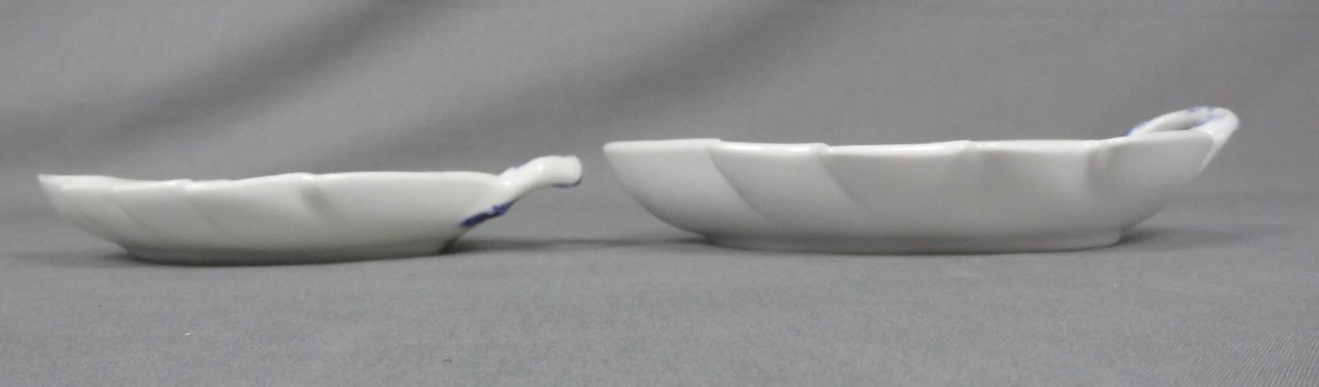 PAAR BLATTSCHALEN unterschiedlicher Größe / bowls, Porzellan, Manufaktur Royal Copenhagen, Marken - Image 2 of 3
