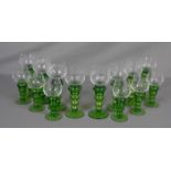 14 RÖMER / rummers, Manufaktur Theresienthal. Balusterförmiger Schaft aus grünem formgeblasenen Glas