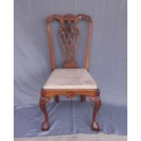 4 STÜHLE / chairs, England, Mahagoni, um 1870. Trapezförmiger Zargenrahmen auf geschweiften vorderen
