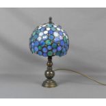 LAMPE / TISCHLAMPE im Tiffany-Stil / lamp, 2. Hälfte 20. Jh.; Balusterschaft auf dunkelbraun
