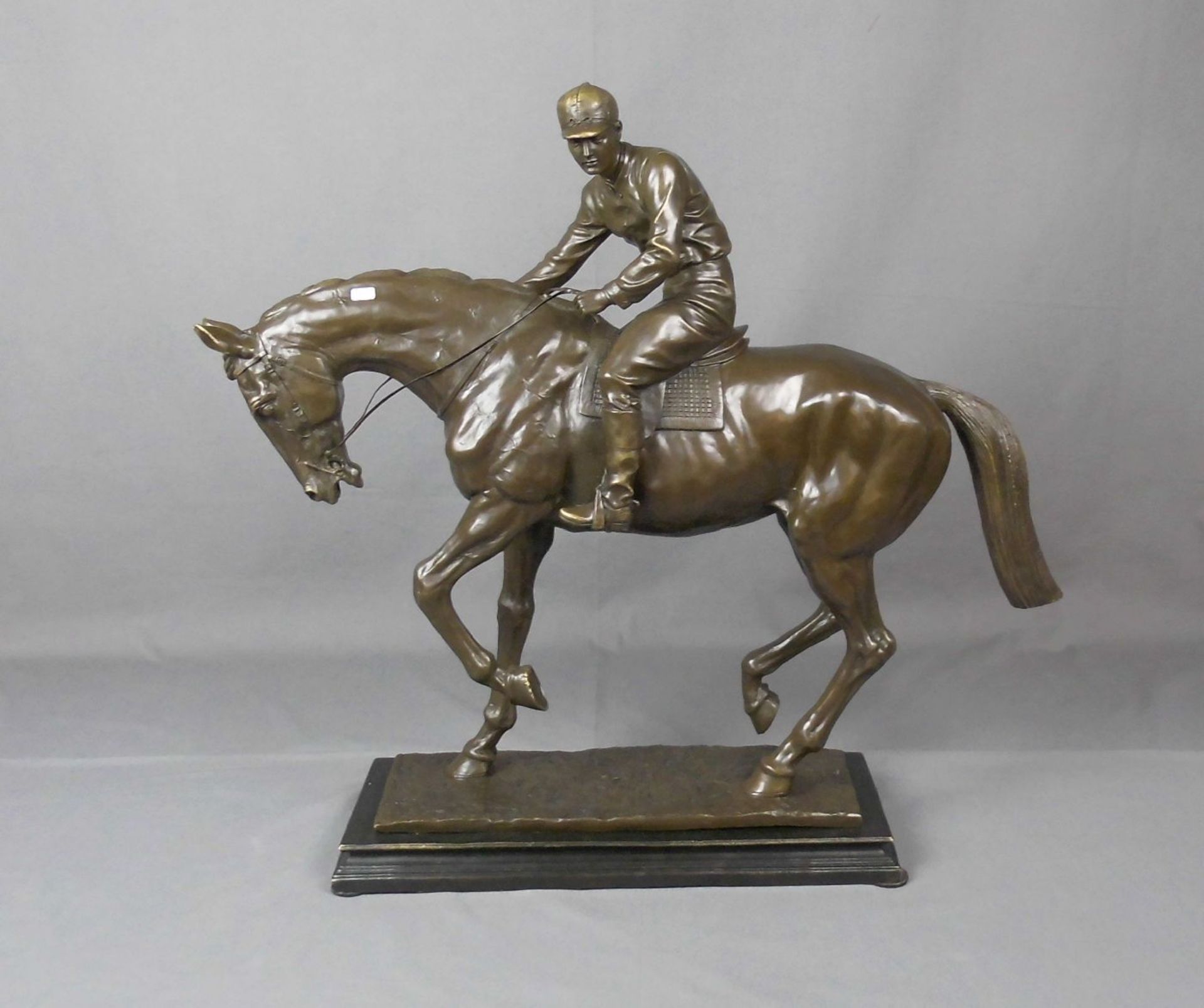 ANONYMUS (Bildhauer des 20.), Skulptur / sculpture: "Jockey auf einem jungen Hengst", Bronze,
