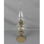 PETROLEUMLAMPE / petrol lamp, um 1900. Glas, Messingmonturen und bronzierter Zinkspritzguss.