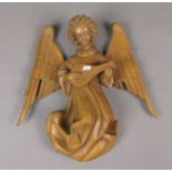 SKULPTUR: "Engel mit Laute", Lindenholz, geschnitzt nach historischem Vorbild. H. 37 x 35,5 x T.