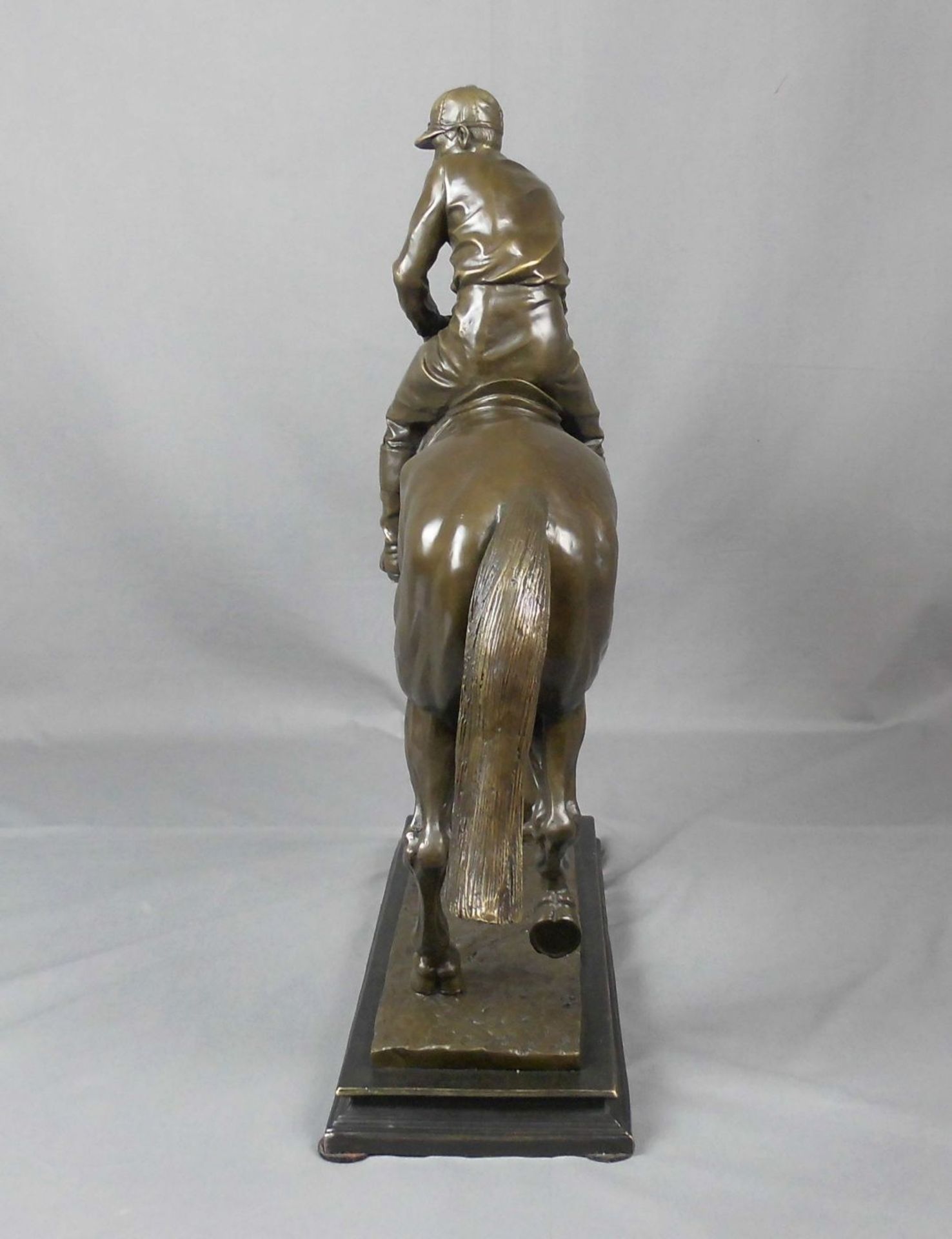 ANONYMUS (Bildhauer des 20.), Skulptur / sculpture: "Jockey auf einem jungen Hengst", Bronze, - Image 3 of 4