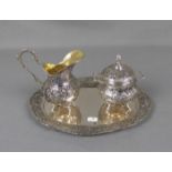 MILCHKÄNNCHEN UND ZUCKERDOSE AUF TABLETT / creamer and sugar bowl, 835er Silber (insgesamt 711 g),