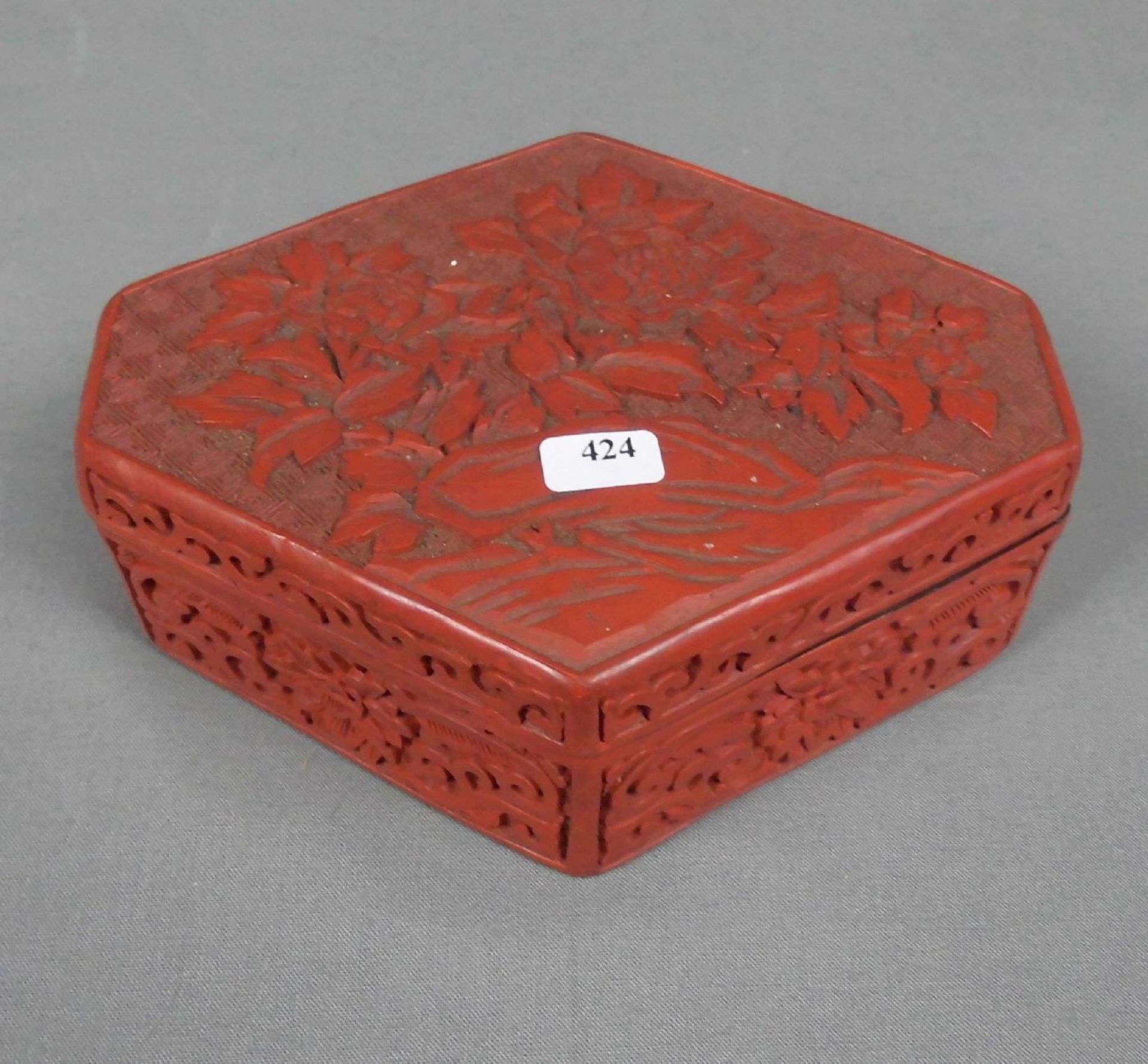 DECKELDOSE / SCHATULLE in der Art einer Rotlackdose / box, China, 2. Hälfte 20, Jh.; Reliefdekor mit