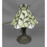 LAMPE / TISCHLAMPE / lamp, gearbeitet im Tiffany-Stil, bronzierter Metallfuß in stilisierten