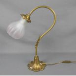 LAMPE / TISCHLAMPE in Form einer Blüte / lamp, Messing und Glasschirm, 2. Hälfte 20. Jh.;