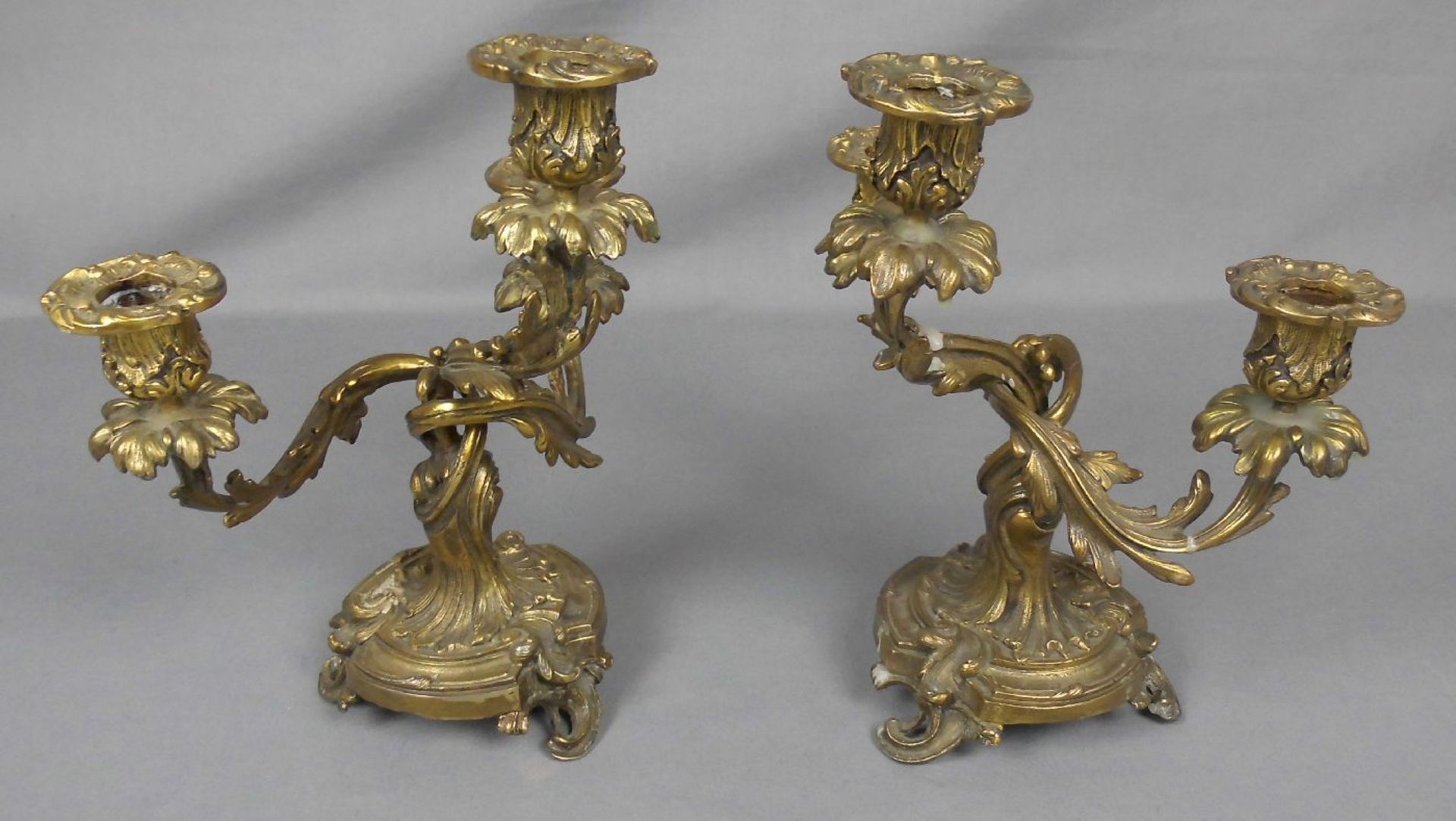 PAAR LEUCHTER / TISCHLEUCHTER / candlestands, Bronze, gemarkt mit Krone und Monogramm, gearbeitet in