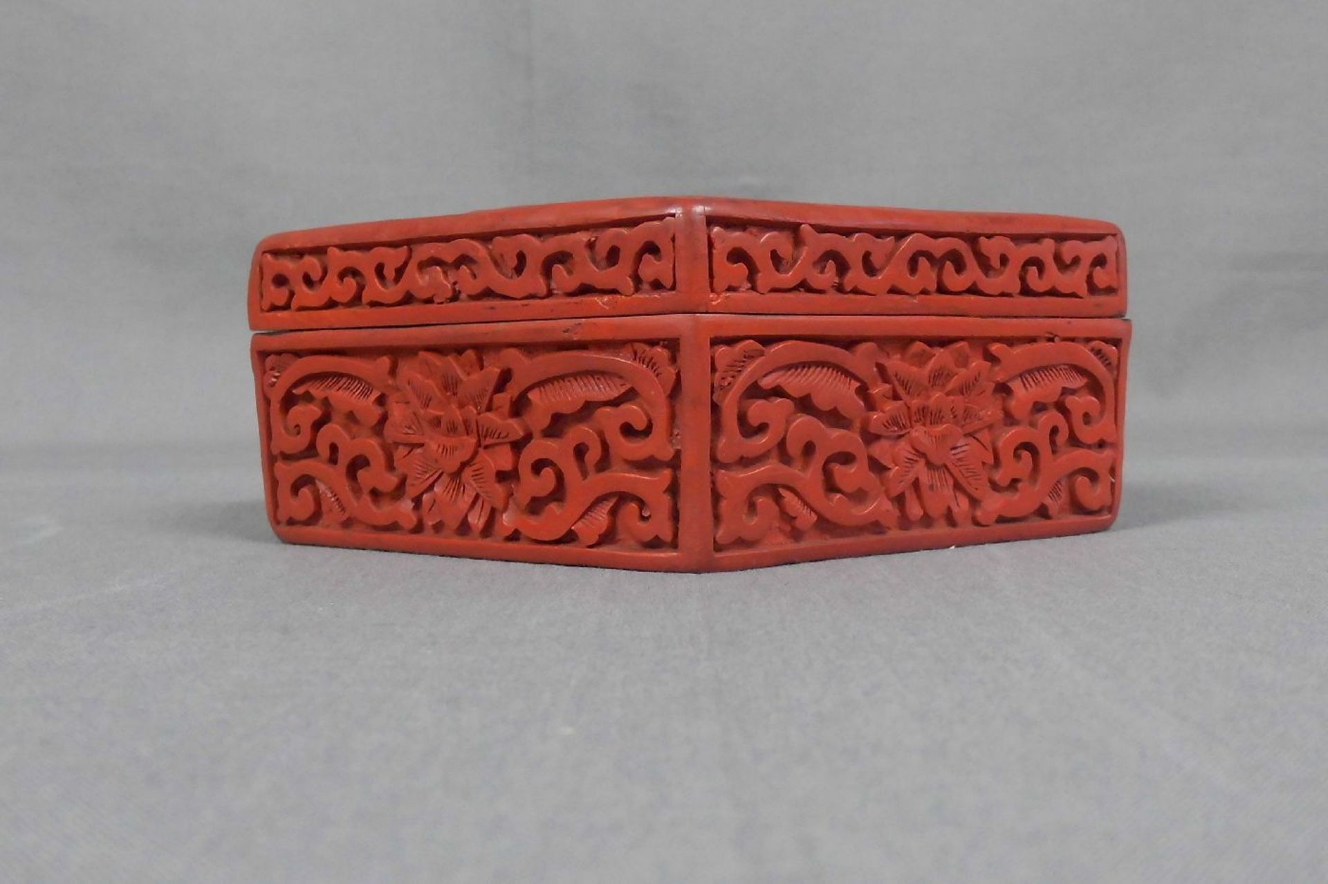 DECKELDOSE / SCHATULLE in der Art einer Rotlackdose / box, China, 2. Hälfte 20, Jh.; Reliefdekor mit - Image 3 of 3