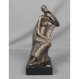 PETERS, G. (Bildhauer des 20. Jh.), Skulptur / sculpture: "Sitzende / Sinnende", bronzierter
