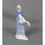 FIGUR: "Gänseliesel" / porcelain figure, Gerold-Porzellan, in leichter Stilisierung gearbeitet und
