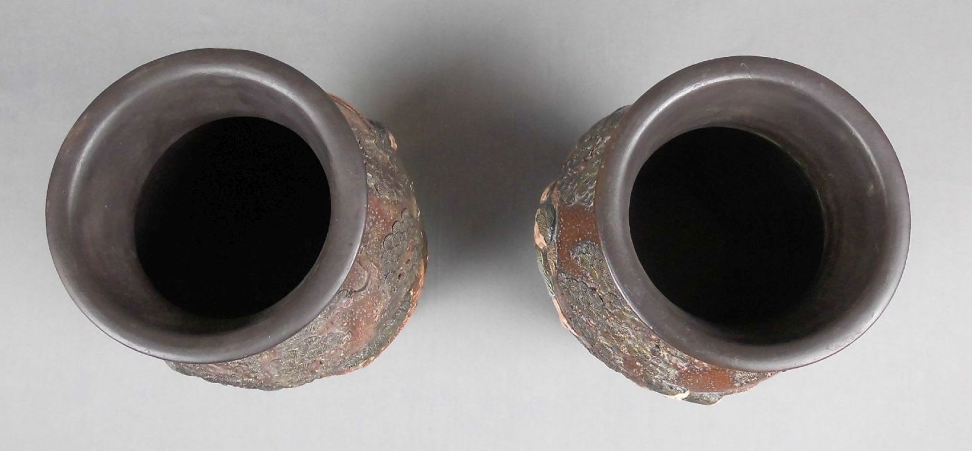 PAAR VASEN / pair of vases, Keramik, Japan. Balusterform mit reliefierter Wandung: Figuren im - Image 2 of 3