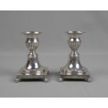 PAAR KERZENLEUCHTER / candlesticks, 925er Silber (270 g). Balusterförmiger Schaft auf