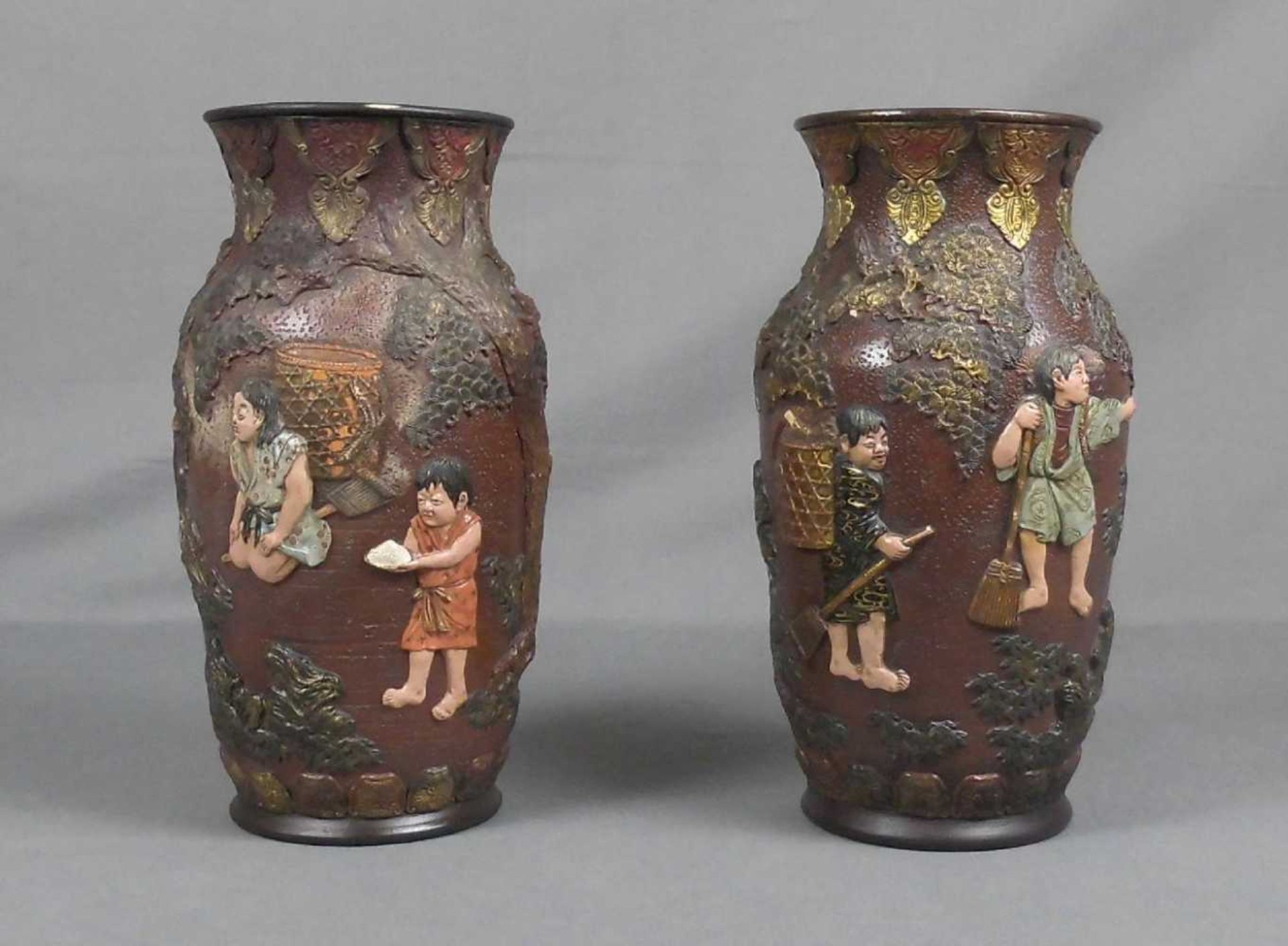 PAAR VASEN / pair of vases, Keramik, Japan. Balusterform mit reliefierter Wandung: Figuren im - Image 3 of 3