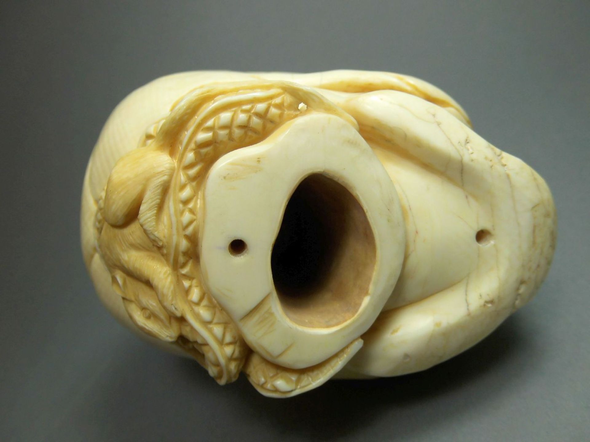 FIGÜRLICHE - MEMENTO MORI - UHR: ELFENBEIN - SCHÄDEL mit UHR / ivory skull. Stilisiert und gestaucht - Image 5 of 8