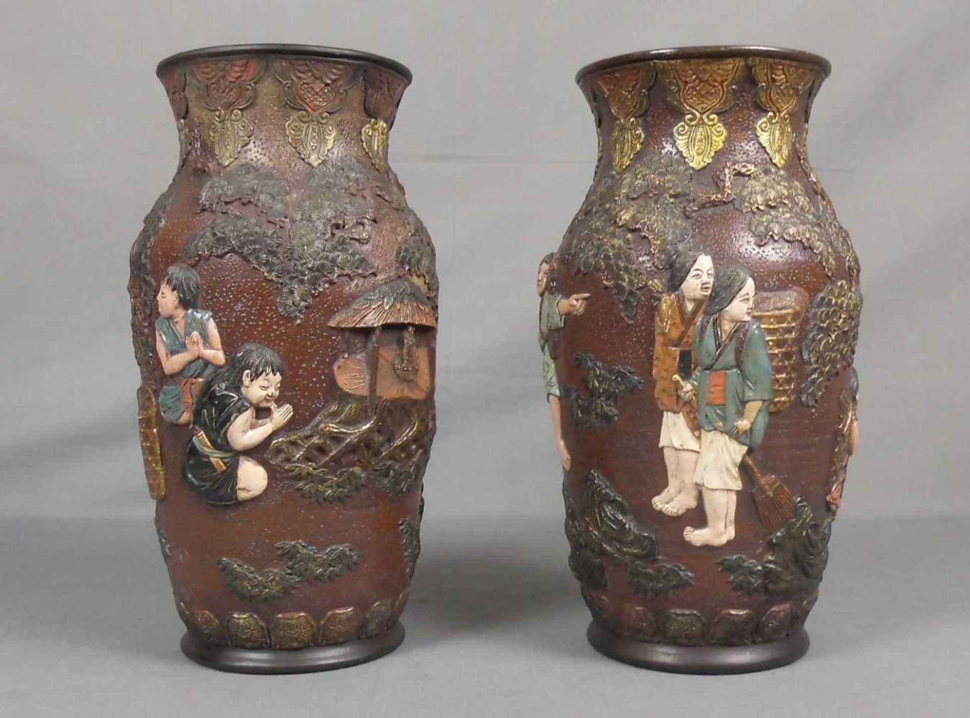 PAAR VASEN / pair of vases, Keramik, Japan. Balusterform mit reliefierter Wandung: Figuren im