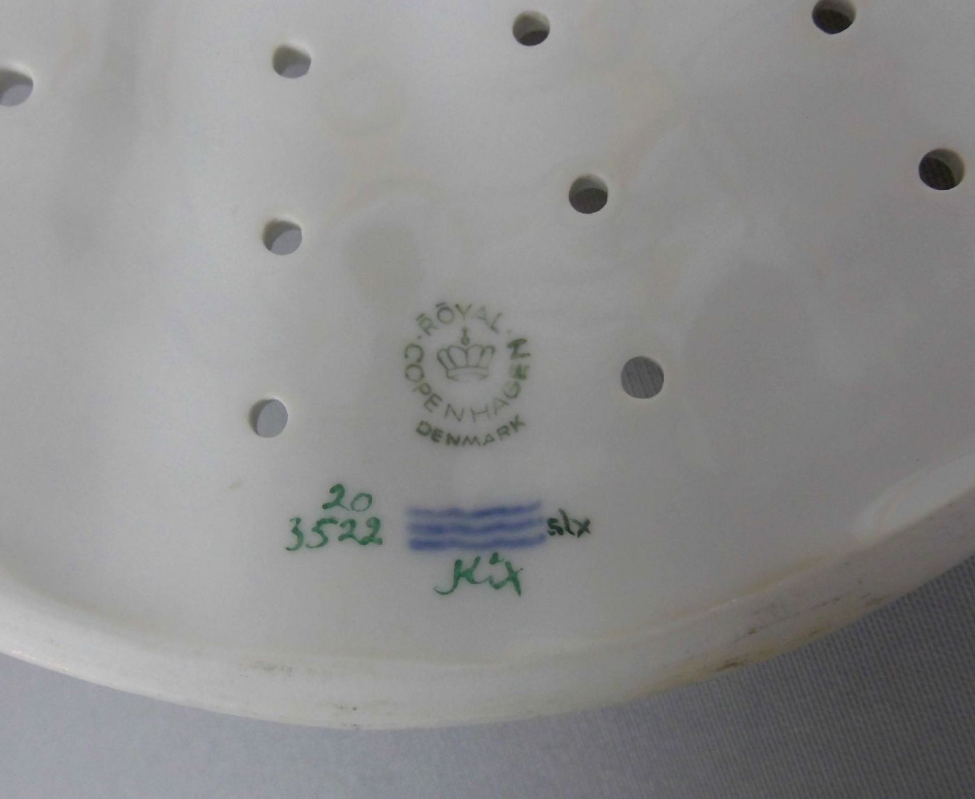 ABTROPFSIEB / DECKEL EINER TERRINE mit figürlicher Handhabe in Form einer Forelle, aus dem - Image 4 of 4