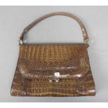 KROKO - HANDTASCHE / handbag, Mitte 20. Jh.; konische Form mit kurzem Trageriemen und silberfarbenen