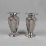 PAAR VASEN / pair of vases, versilbert, England, Firma Atkin Brothers / Sheffield, um 1900.