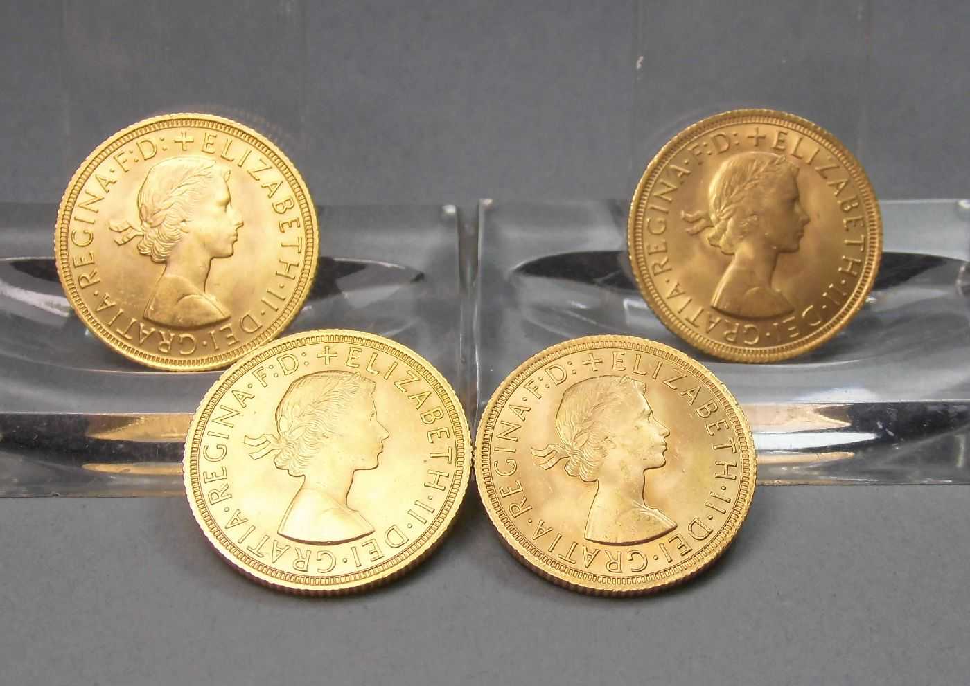 4 GOLDMÜNZEN: "Sovereign Elisabeth II" von 1958, zweimal von 1965 und einmal von 1968; jeweils à 7,