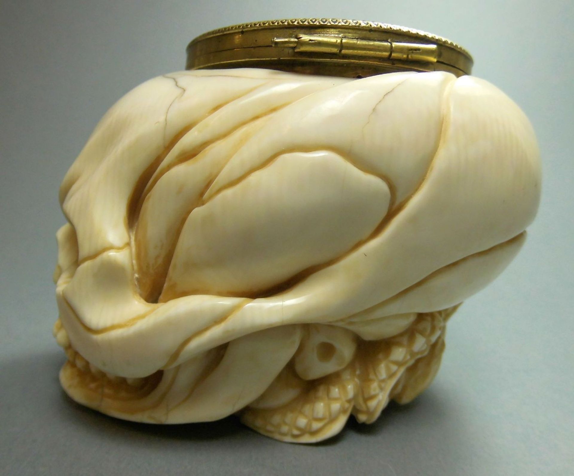 FIGÜRLICHE - MEMENTO MORI - UHR: ELFENBEIN - SCHÄDEL mit UHR / ivory skull. Stilisiert und gestaucht - Image 2 of 8