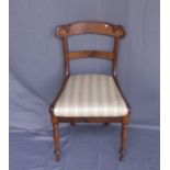 3 STÜHLE / chairs, Nussbaum, Biedermeier, um 1840. Trapezförmiger Zargenrahmen auf vorderen