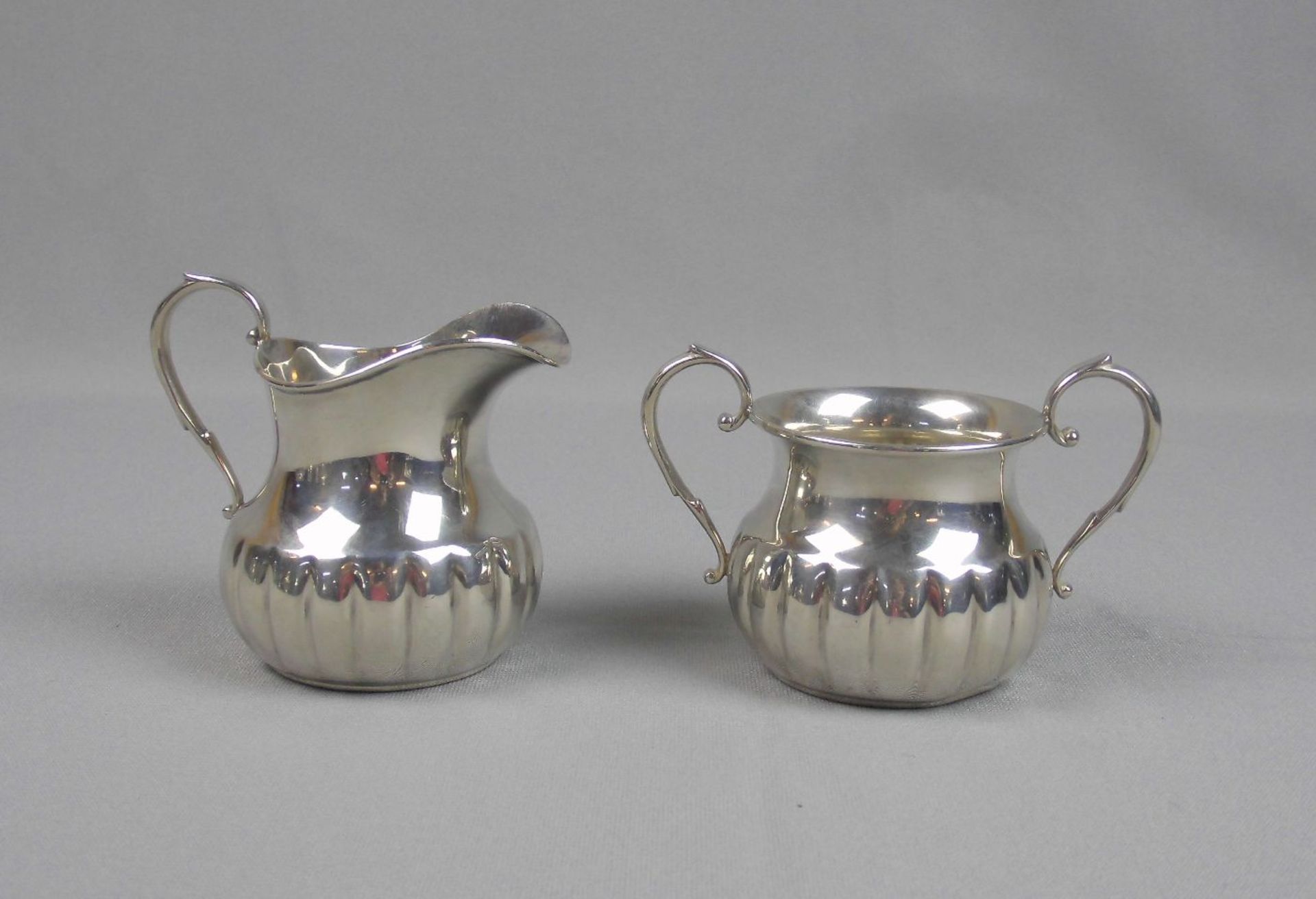 MILCHKÄNNCHEN UND ZUCKERDOSE / creamer and sugar box, 925er Silber, 163 g), mehrfach gerundete