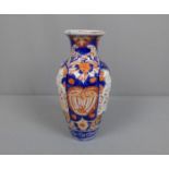 IMARI - VASE / vase, Japan, dekoriert mit Kartuschen mit floralem und figuralem Dekor, teils