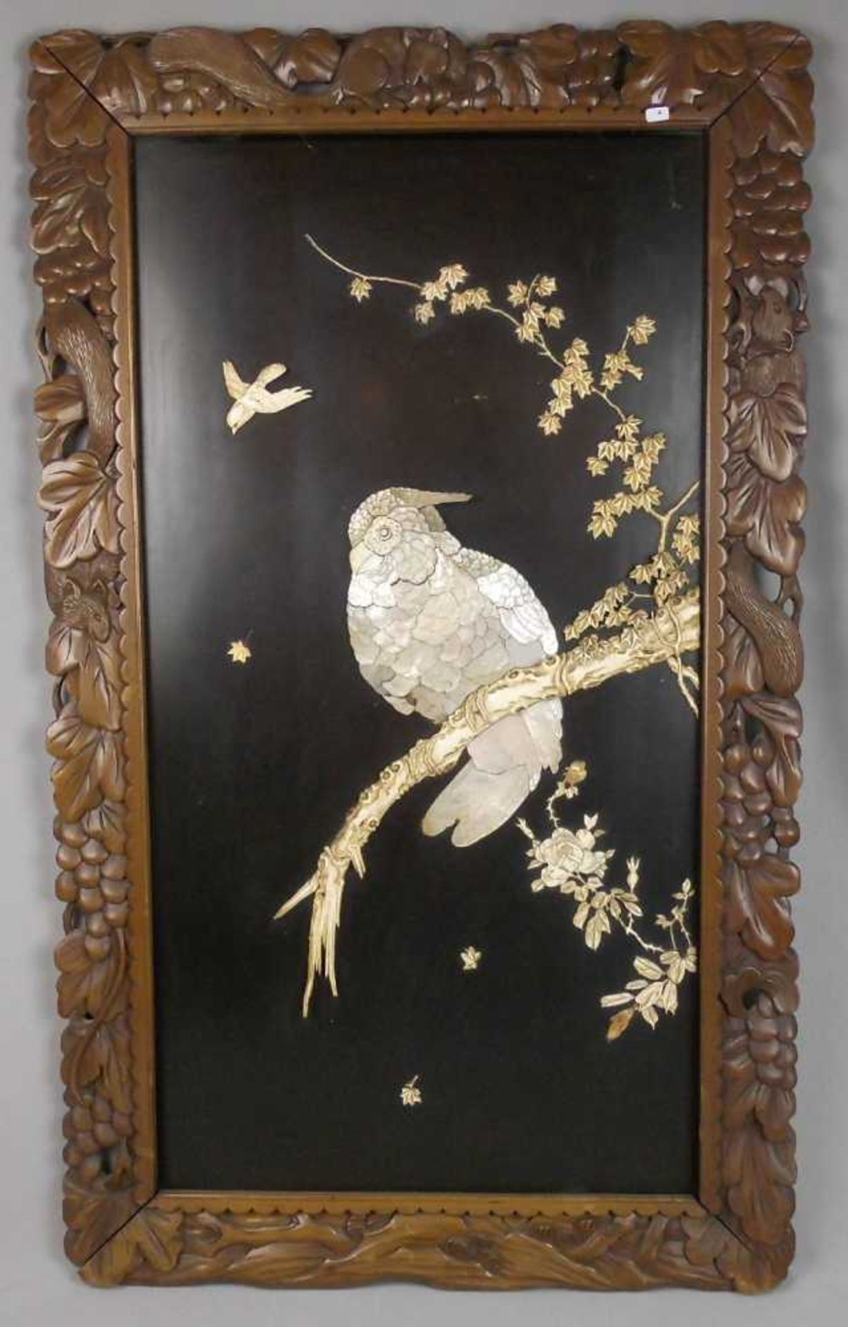 ASIATISCHES ELFENBEIN - RELIEF: "Haubenvogel auf Ahornzweig", Elfenbeinschnitzerei und