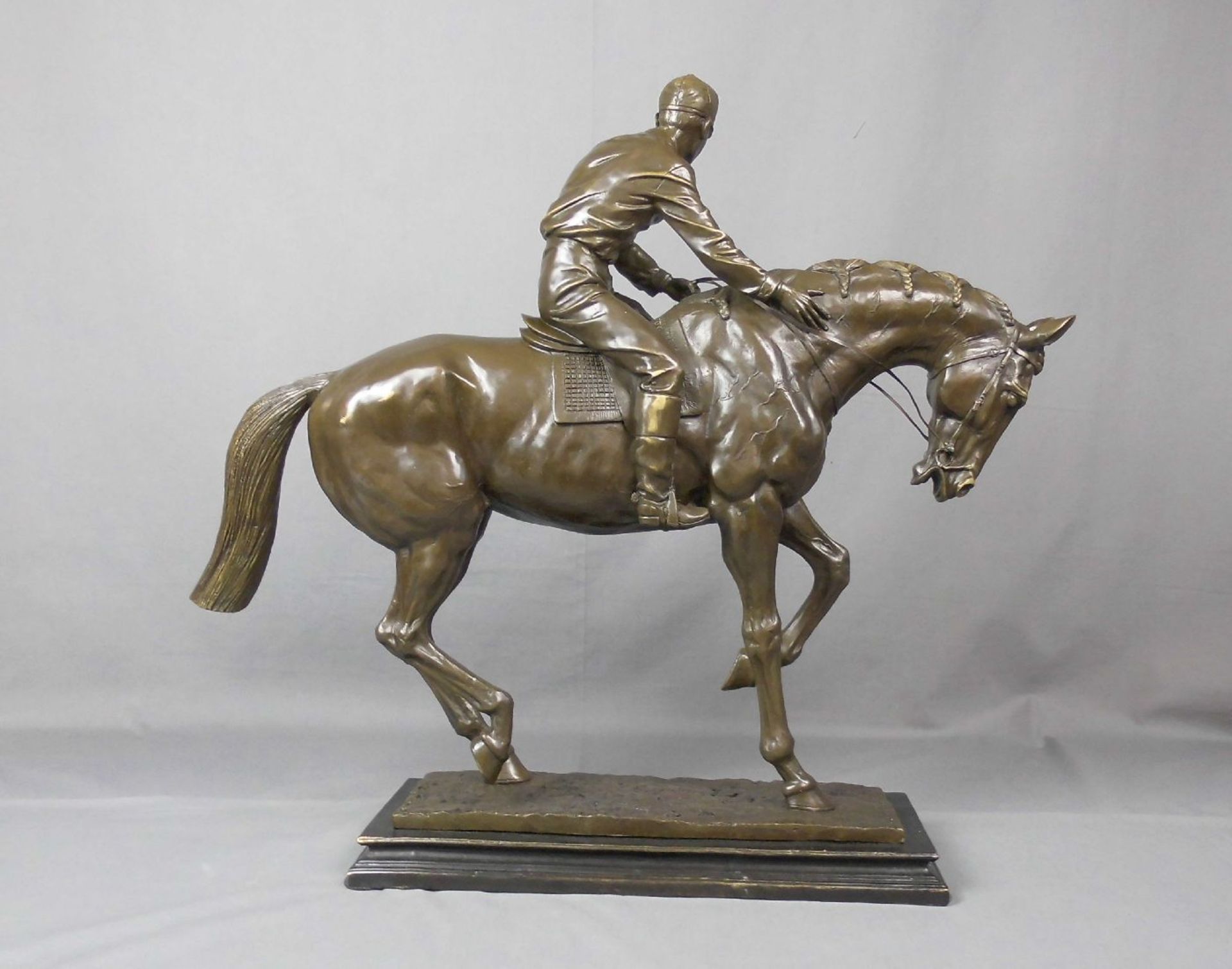 ANONYMUS (Bildhauer des 20.), Skulptur / sculpture: "Jockey auf einem jungen Hengst", Bronze, - Image 4 of 4