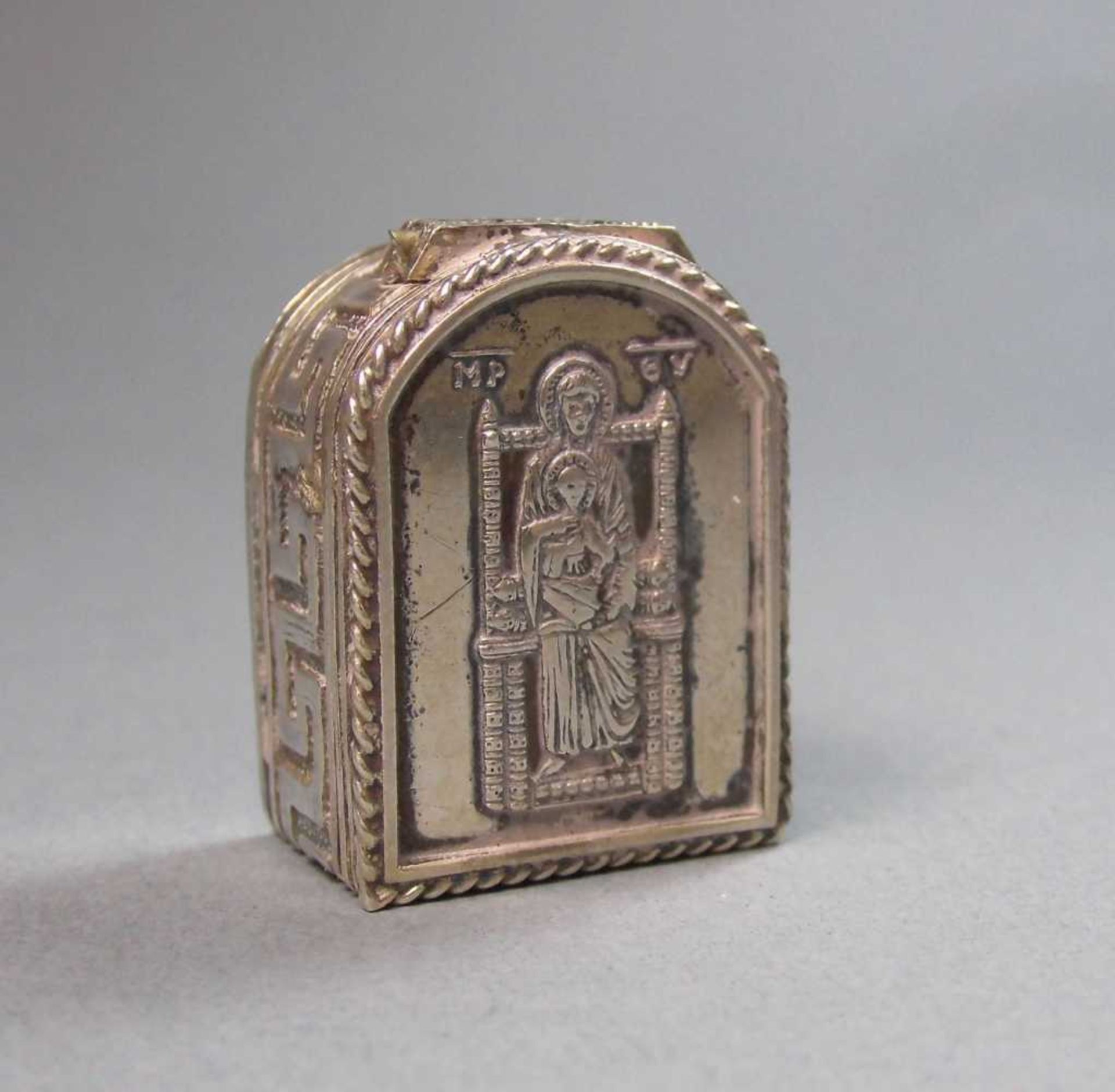 SILBERNE PILLENDOSE "Thronende Madonna" / pillbox, 925er Silber (19 g). Wandung dekoriert mit