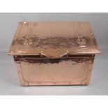 GEFÄSS / SCHATULLE für Kohle und Anfachholz / coal box, um 1900.; Kupfer über Holz mit