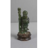 FIGUR DER GOTTHEIT "SHOULAO", China, um 1900, "spinatgrüne" Jade und Holz. Stehende Jadefigur der