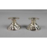 PAAR KLEINER LEUCHTER / KERZENSTÄNDER / pair of candlestands, 835er Silber (beschwerter Fuß),