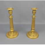 PAAR BRONZELEUCHTER / ormolu candle stands, Frankreich, Empire, um 1800; Bronze, feuervergoldet.