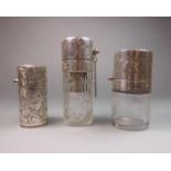 DREI FLAKONS / REISENECESSAIRE / Parfüm- und Cremebehälter, 1. H. 20. Jh., England, Glas mit