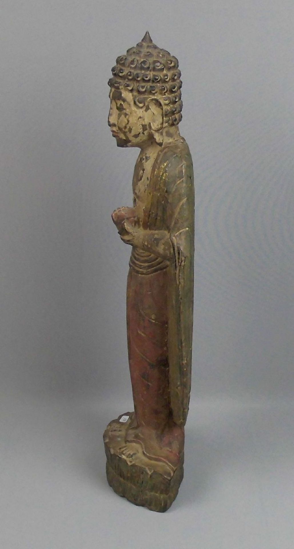 STEHENDER BUDDHA AUF DEM LOTUSTHRON, Holz, geschnitzt, farbig gefasst und mit Goldakzentuierungen - Image 2 of 5