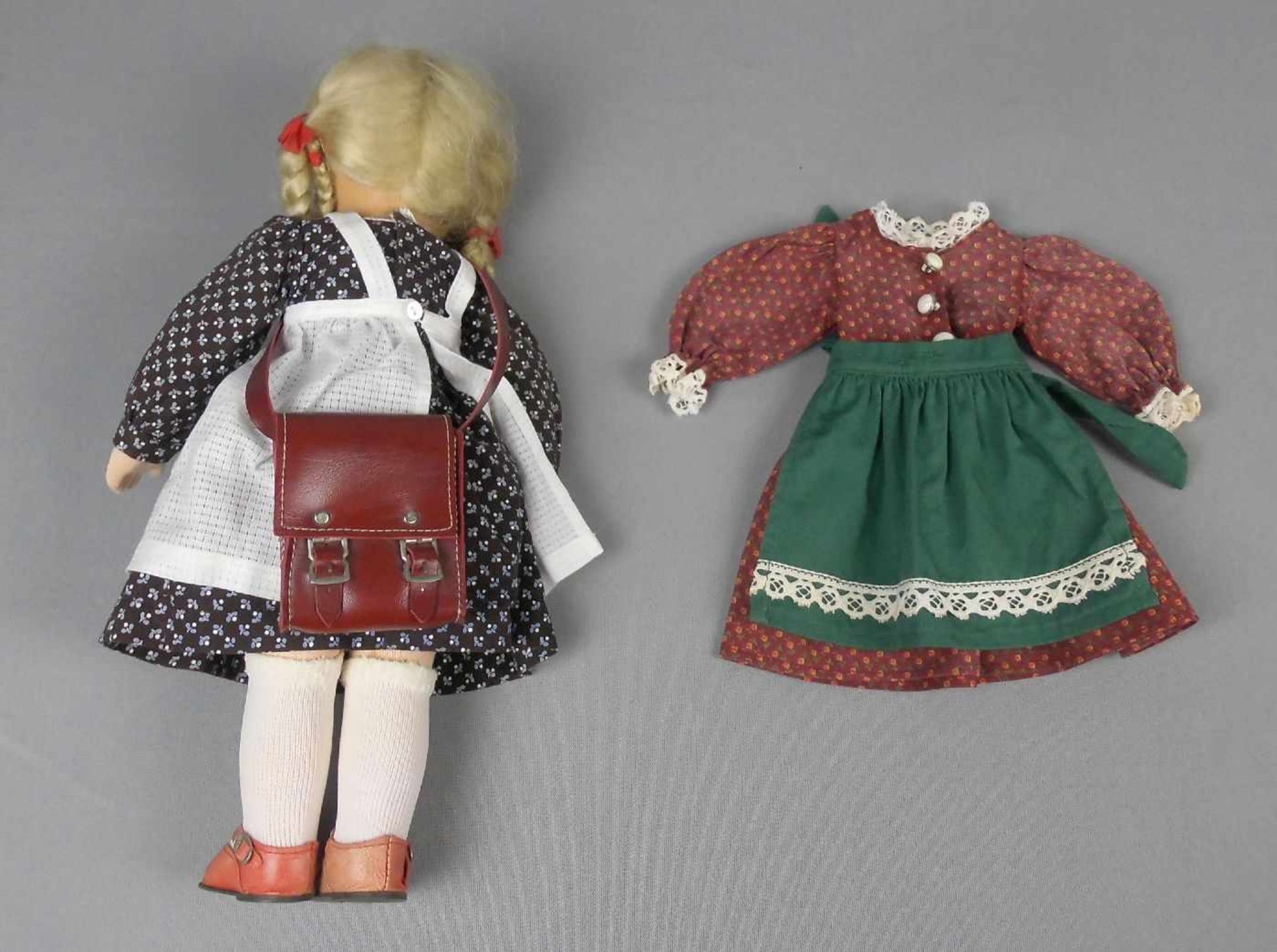 KÄTHE KRUSE - PUPPE "DÄUMELINCHEN", mit Tasche und Ersatzkleid / doll, 2. Hälfte 20. Jh., L. 38 cm. - Image 2 of 2