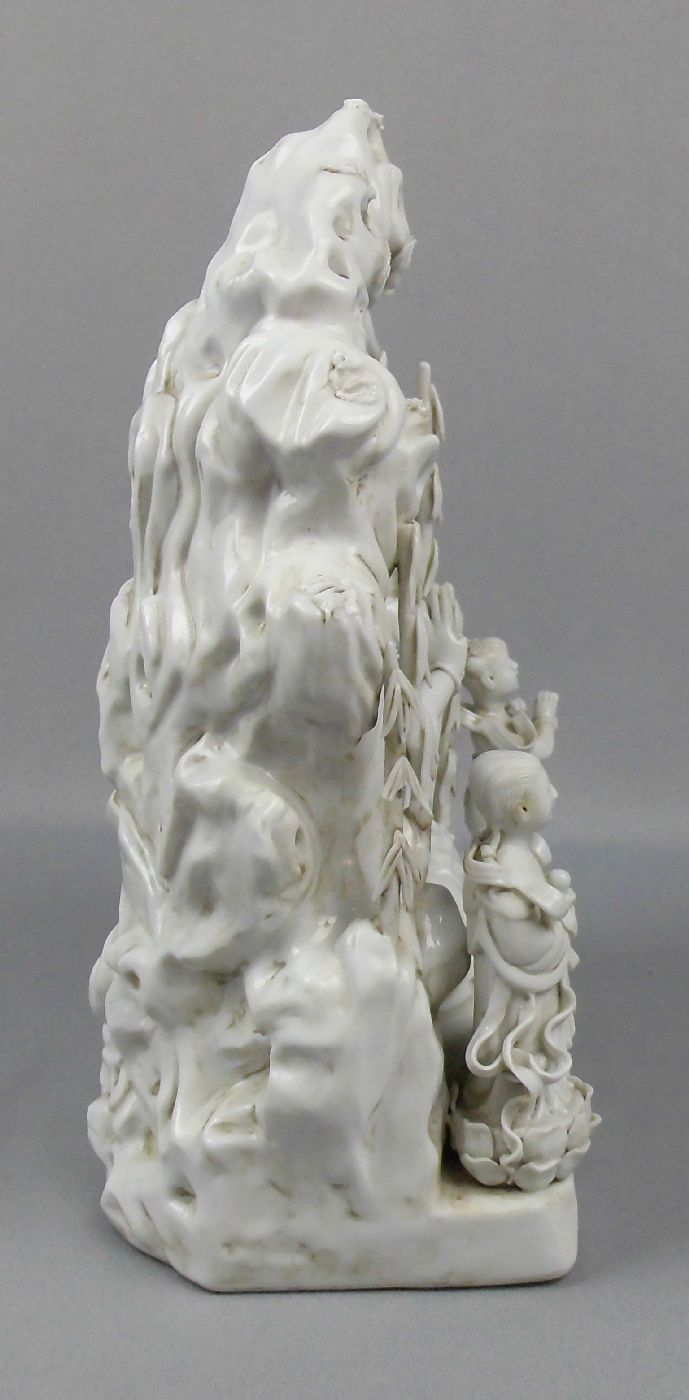 FIGUR: "GUANYIN IN TEMPELGROTTE", China, Blanc de Chine, rückseitig mit mehreren Punzen gemarkt. - Image 7 of 9