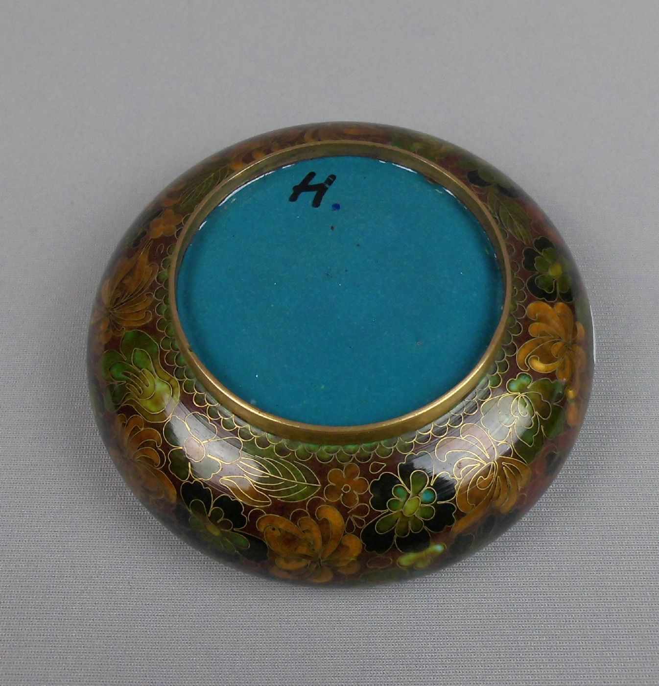 CLOISONNÉ - SCHALE / bowl, Emaille über Messing, China, 2. Hälfte 20. Jh.; flach gemuldete Form - Image 3 of 3