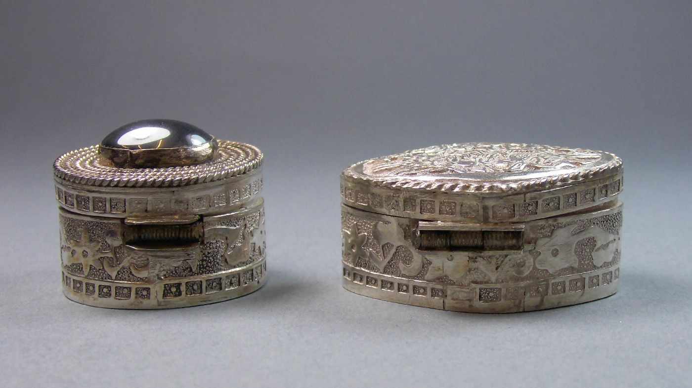PAAR SILBERDOSEN / PILLENDOSEN / pillboxes, 900er Silber (insgesamt 48 g), gepunzt "84 NU 900", wohl - Image 3 of 7