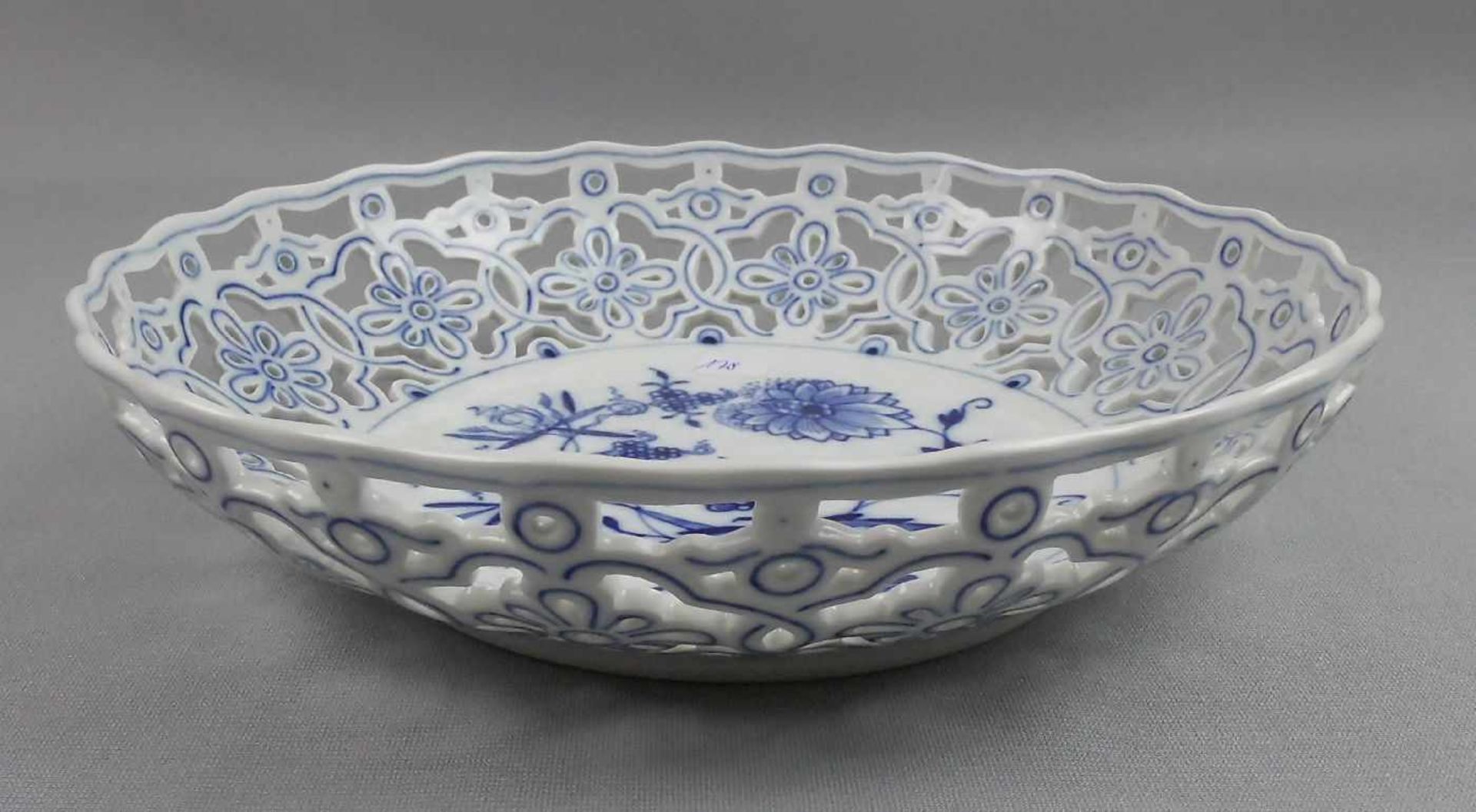 SCHALE / KORBSCHALE / bowl, Porzellan, Manufaktur Meissen, unterglasurblaue Schwertermarke, Marke - Image 2 of 5