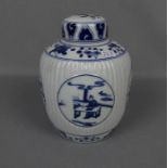 TEEDOSE / INGWERTOPF, 19./20. Jh., Porzellan, China, unter dem Stand gemarkt Qing Dynastie (Kangxi