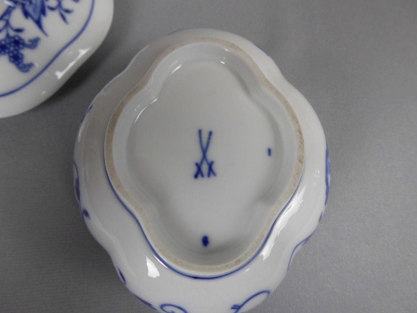 DECKELDOSE / ZUCKERDOSE / sugar box, Porzellan, Manufaktur Meissen, unterglasurblaue Schwertermarke, - Image 3 of 4