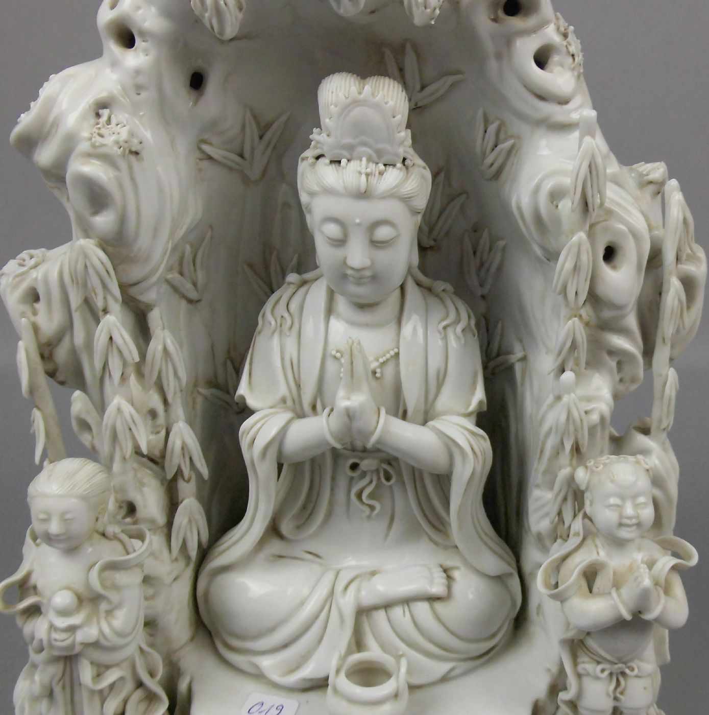 FIGUR: "GUANYIN IN TEMPELGROTTE", China, Blanc de Chine, rückseitig mit mehreren Punzen gemarkt. - Image 2 of 9