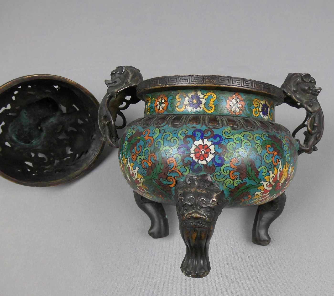 KORO / RÄUCHERGEFÄSS / censer, China, 19./20. Jh., Bronze und Cloisonné, unter dem Stand gemarkt mit - Image 5 of 6