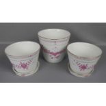 3 CACHEPOTS / BLUMENÜBERTÖPFE, davon 2 mit Untersetzer. Porzellan, Manufaktur Meissen,