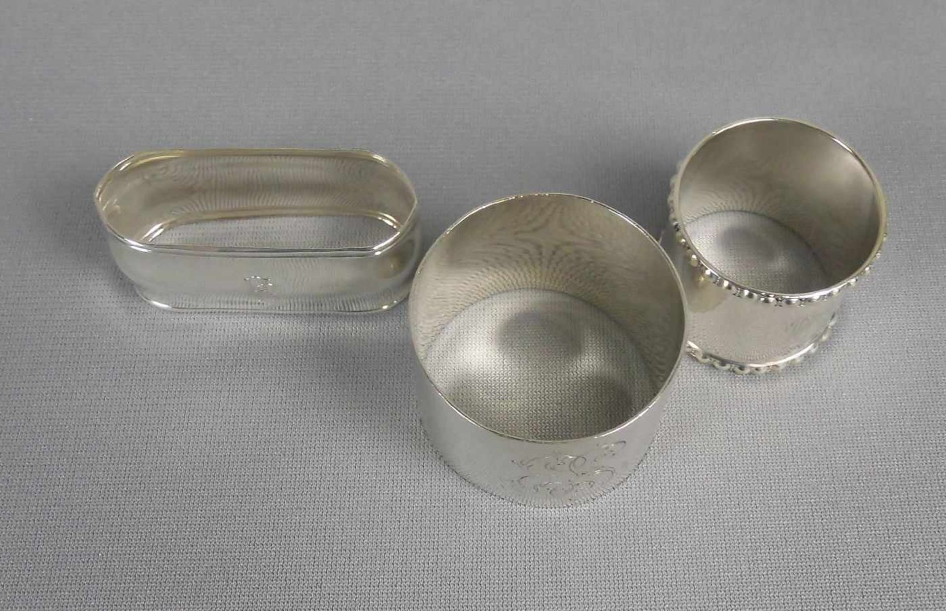 3 SERVIETTENRINGE / napkin rings, unterschiedlicher Form und Größe, 800er und 835er Silber ( - Image 3 of 3