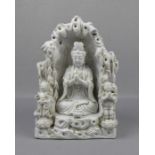 FIGUR: "GUANYIN IN TEMPELGROTTE", China, Blanc de Chine, rückseitig mit mehreren Punzen gemarkt.